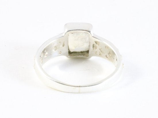 Bewerkte zilveren ring met regenboog maansteen afbeelding 3