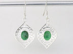 Opengewerkte zilveren oorbellen met smaragd afbeelding 3