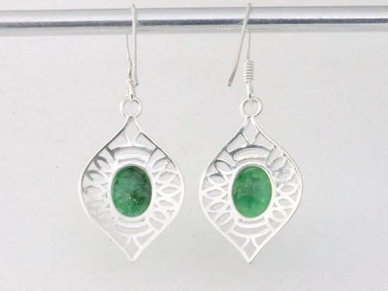 Opengewerkte zilveren oorbellen met smaragd afbeelding 3