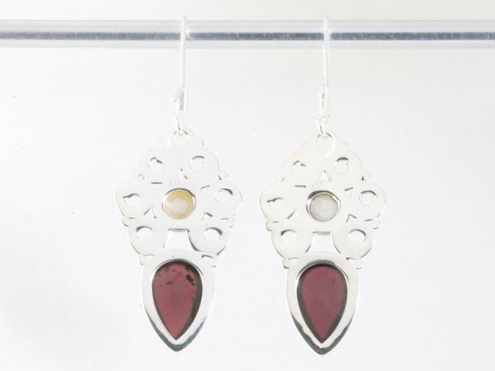 Bewerkte zilveren oorbellen met granaat en parel afbeelding 3