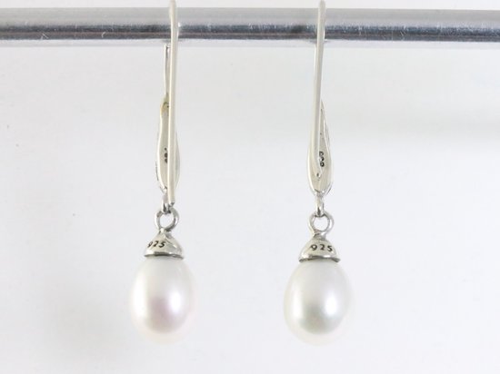 Traditionele fijn bewerkte zilveren oorbellen met witte zoetwater parel afbeelding 3