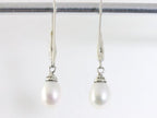Traditionele fijn bewerkte zilveren oorbellen met witte zoetwater parel afbeelding 3