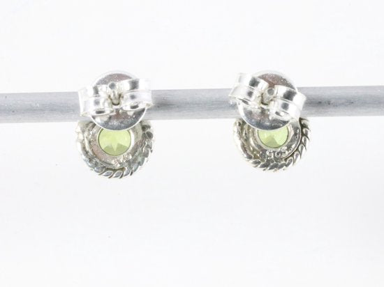 Fijne bewerkte ronde zilveren oorstekers met peridoot afbeelding 3
