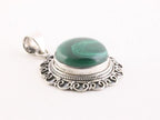 Ronde bewerkte zilveren hanger met malachiet afbeelding 2