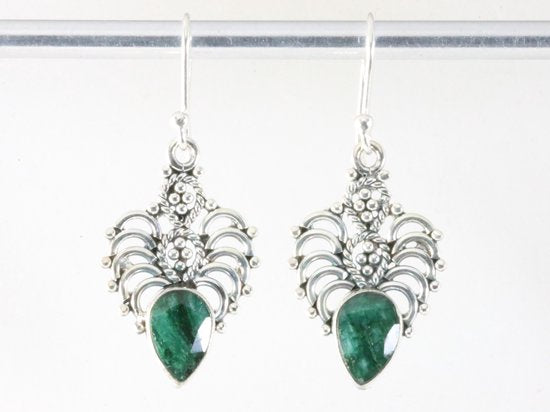 Opengewerkte zilveren oorbellen met smaragd afbeelding 3