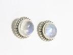 Ronde bewerkte zilveren oorstekers met regenboog maansteen afbeelding 1