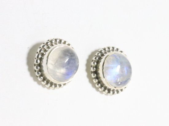 Ronde bewerkte zilveren oorstekers met regenboog maansteen afbeelding 1