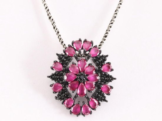 Opengewerkte zilveren hanger met robijn en spinel aan ketting afbeelding 1