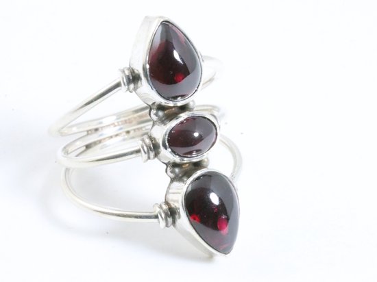 Opengewerkte zilveren ring met 3 granaat stenen afbeelding 1