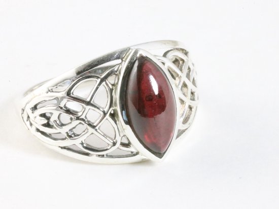 Opengewerkte zilveren ring met granaat afbeelding 1