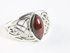 Opengewerkte zilveren ring met granaat afbeelding 1