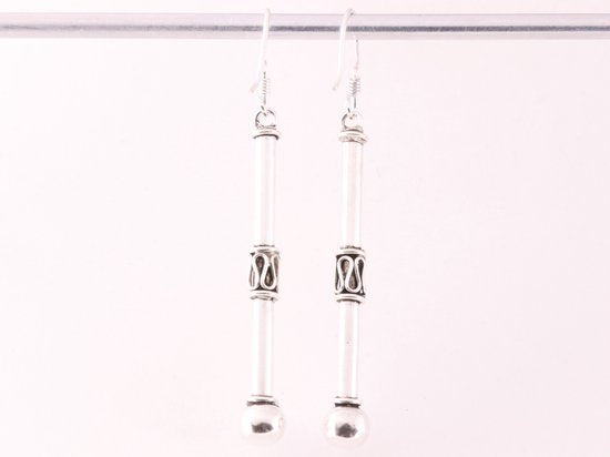 Lange bewerkte Balinese zilveren oorbellen met hoogglans bolletjes afbeelding 3