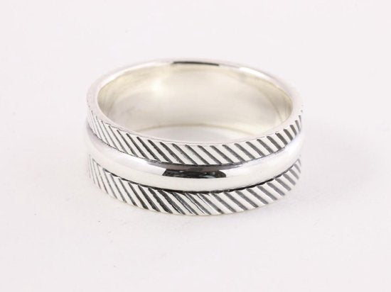 Hoogglans zilveren ring met schuine ribbels afbeelding 1