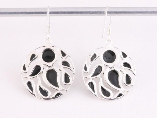Ronde opengewerkte zilveren oorbellen met onyx afbeelding 3