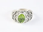 Bewerkte zilveren ring met peridoot afbeelding 4