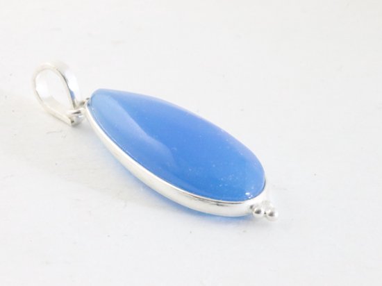 Lange druppelvormige zilveren hanger met blauwe chalcedoon aan ketting afbeelding 2