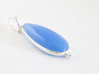 Lange druppelvormige zilveren hanger met blauwe chalcedoon aan ketting afbeelding 2