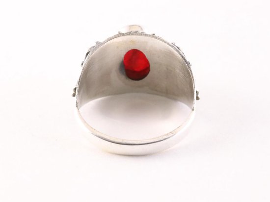 Bewerkte zilveren ring met robijn afbeelding 3