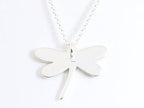 Zilveren libelle hanger met blauwe schelp aan ketting afbeelding 3
