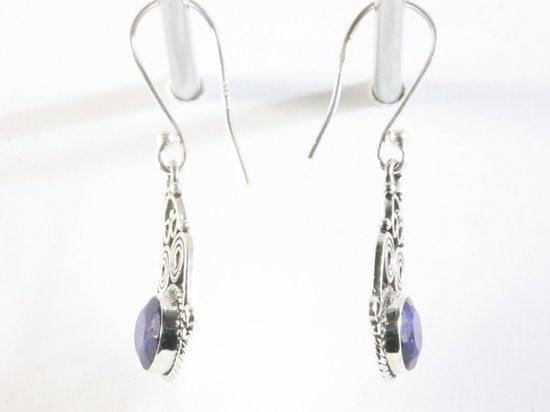 Opengewerkte zilveren oorbellen met blauwe saffier afbeelding 2