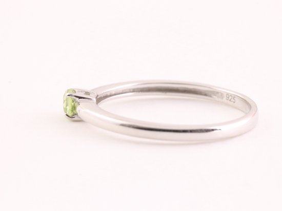 Fijne hoogglans zilveren ring met peridoot afbeelding 2