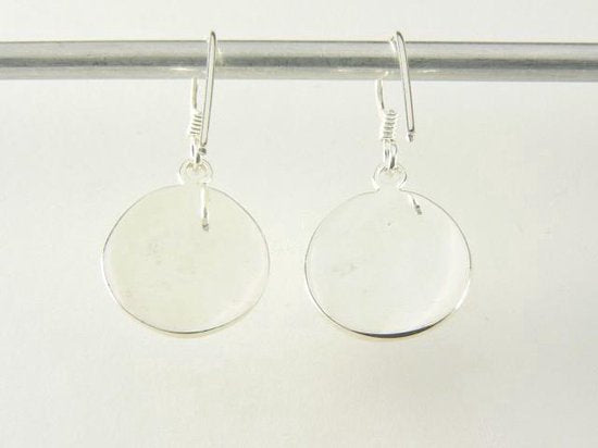 Ronde bewerkte zilveren oorbellen met parelmoer afbeelding 3