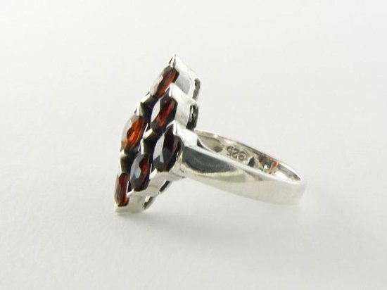 Ruitvormige zilveren ring met granaat afbeelding 4