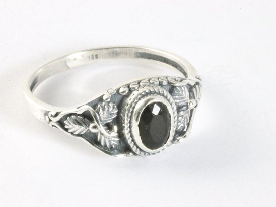 Fijne bewerkte zilveren ring met onyx afbeelding 1