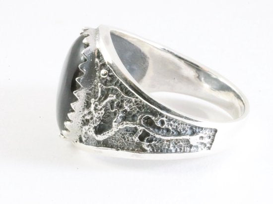 Zware bewerkte zilveren ring met onyx afbeelding 2