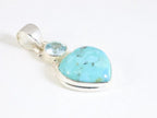 Hartvormige zilveren hanger met Arizona turkoois en blauwe topaas afbeelding 2