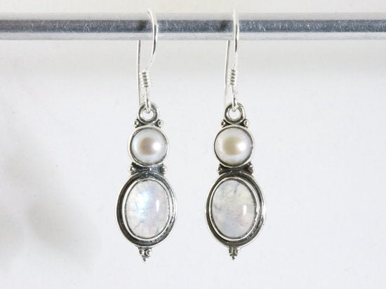 Fijne zilveren oorbellen met regenboog maansteen en parel afbeelding 3