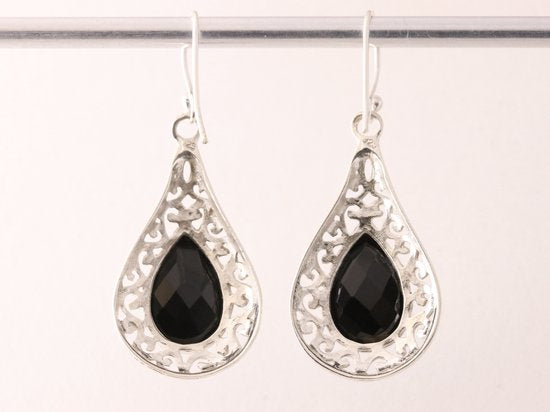 Opengewerkte zilveren oorbellen met onyx afbeelding 3