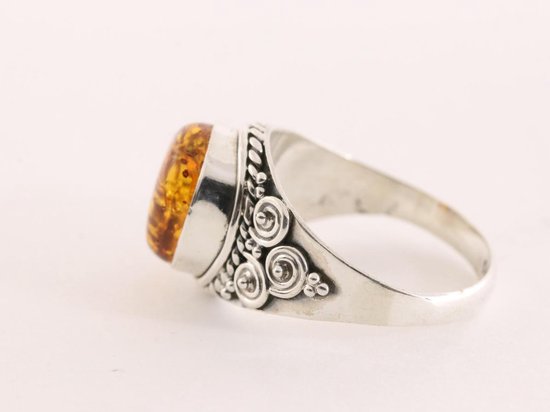 Bewerkte zilveren ring met amber afbeelding 2