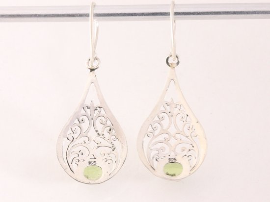 Opengewerkte zilveren oorbellen met peridoot afbeelding 3