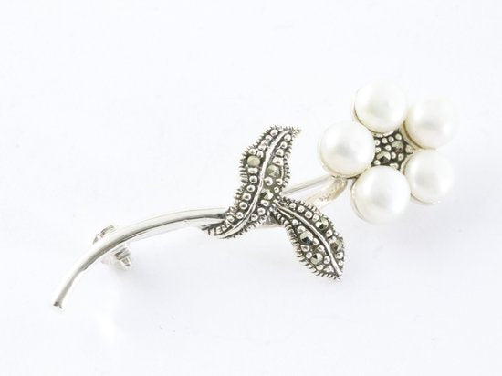 Zilveren bloem broche met parel en marcasiet afbeelding 1