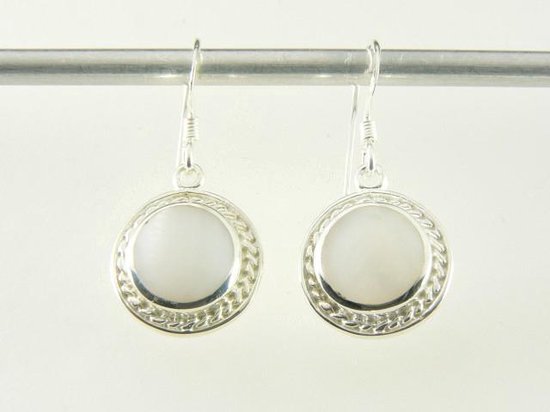 Ronde bewerkte zilveren oorbellen met parelmoer afbeelding 4