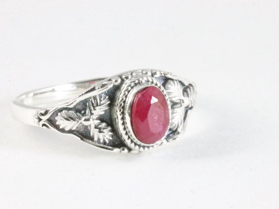 Fijne bewerkte zilveren ring met robijn afbeelding 1