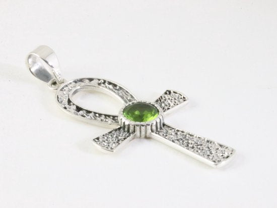 Bewerkte zilveren ankh hanger met peridoot afbeelding 2