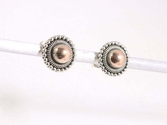 Fijne bewerkte zilveren oorstekers met 18k gouden decoratie afbeelding 2