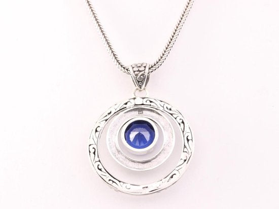 Traditionele bewerkte zilveren hanger met blauwe saffier aan vossenstaart ketting afbeelding 3