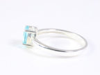Fijne hoogglans zilveren ring met blauwe topaas afbeelding 2