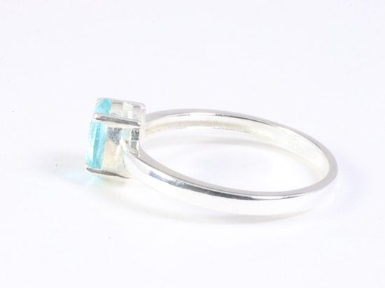 Fijne hoogglans zilveren ring met blauwe topaas afbeelding 2