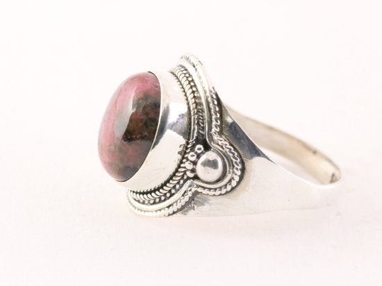 Bewerkte zilveren ring met rhodoniet afbeelding 2
