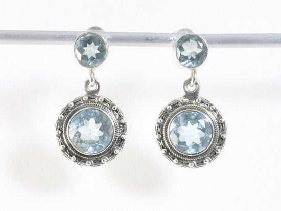 Ronde bewerkte zilveren oorstekers met blauwe topaas afbeelding 4