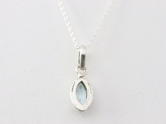 Fijne bewerkte zilveren hanger met blauwe topaas aan ketting afbeelding 3