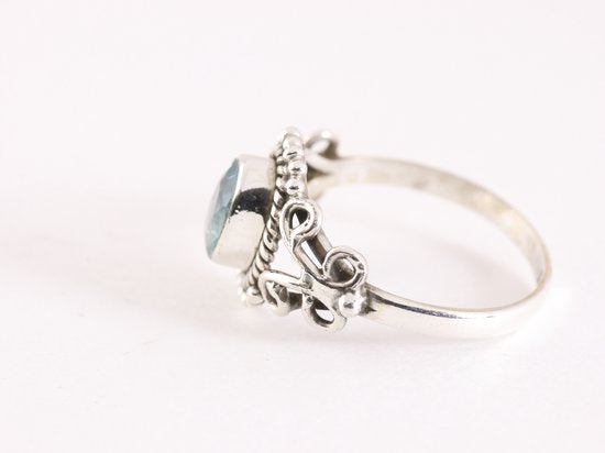 Fijne bewerkte zilveren ring met blauwe topaas afbeelding 2