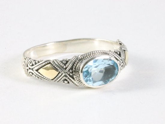 Traditionele bewerkte zilveren ring met blauwe topaas en 18k gouden decoraties afbeelding 1