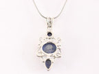 Opengewerkte zilveren hanger met lapis lazuli aan ketting afbeelding 3