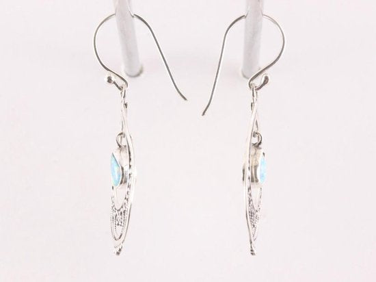 Opengewerkte zilveren oorbellen met Australische opaal afbeelding 2