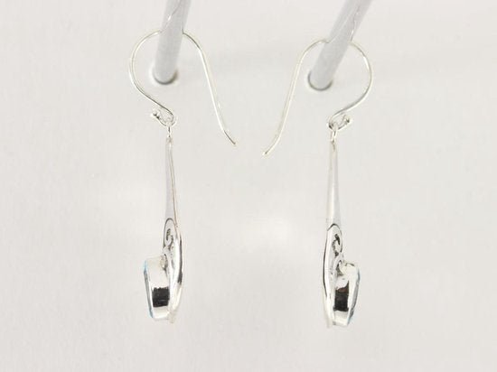 Opengewerkte zilveren oorbellen met blauwe topaas afbeelding 2